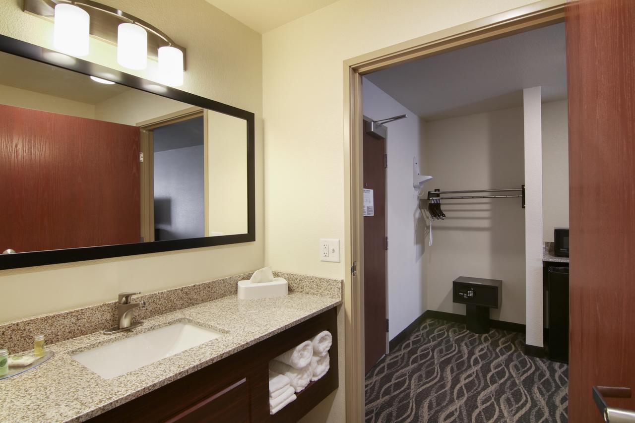 Cobblestone Inn & Suites - Menomonie/Uw-Stout Экстерьер фото